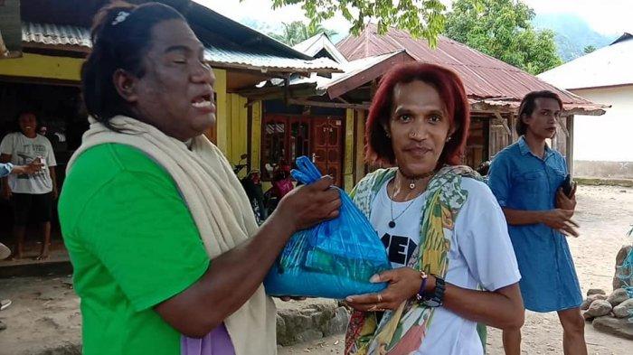 Ketua Komunitas Fajar Sikka, Bunda Hendrika Mayora Victoria (baju hijau) memberikan bantuan sembako kepada waria lansia di Kabupaten Sikka dalam rangka cegah Covid-19.