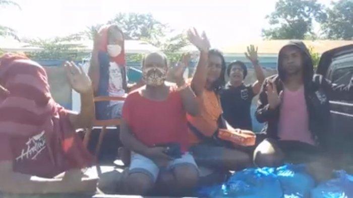 Anggota Komunitas Fajar Sikka, bersiap memberikan bantuan sembako kepada waria lansia di Kabupaten Sikka dalam rangka cegah Covid-19.