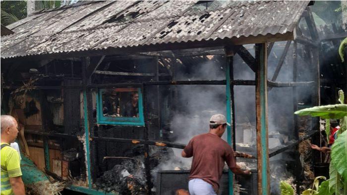 2 Hj. Citra Pitriyami, bergerak cepat meninjamilik pasangan lanjut usia pada sabtu (8/11/2025).