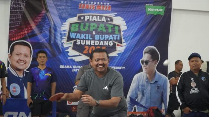 Bupati Sumedang, Dony Ahmad Munir menyempatkan bertanding tenis meja seusai membuka kejuaraan tenis meja 