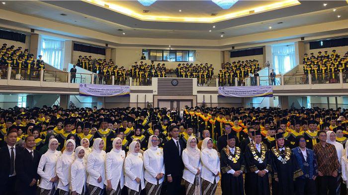 2Ribuan mahasiswa Universitas Terbuka (UT) Bandung menjalani wisuda di di Balai Sartika