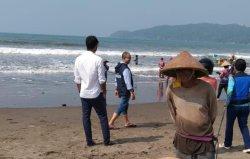 Momen Saat Anies Baswedan Jalan Bareng Susi Pudjiastuti di Pantai Barat Pangandaran