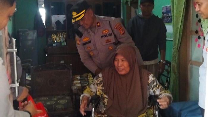 Wujud Kepedulian, Polsek Cikoneng Ciamis Jenguk dan Bantu Keluarga Purnawirawan Polri