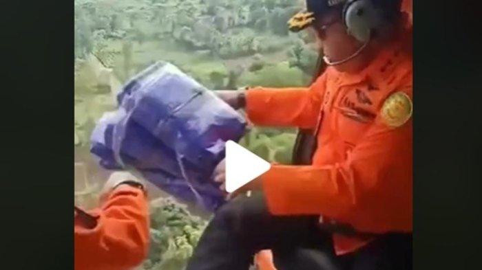 Viral Video Terkait Pembagian Bantuan dari Helikopter, Begini Kata Basarnas