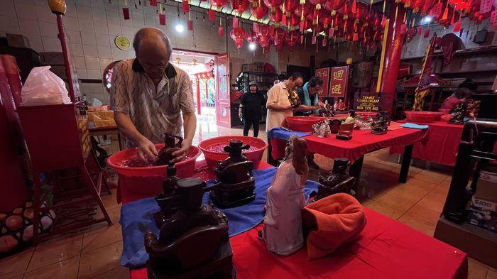 Bersih-bersih Patung dan Altar Jelang Imlek di Ciamis