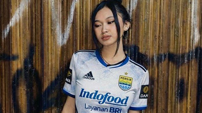 PREDIKSI SKOR - Berikut prediksi skor Persib Bandung vs Malut United yang tanding Jumat malam ini, menurut Bobotoh geulis asal Bandung, Tiara Setiawati.