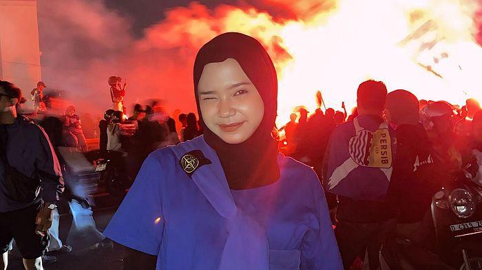 PREDIKSI SKOR PERSIB - Bobotoh geulis asal Kota Bandung, Mutiara Rifka. Berikut prediksi skor Persib Bandung vs Semen Padang yang tanding Minggu malam, 5 April 2026, menurut Bobotoh geulis asal Kota Bandung, Mutiara Rifka.