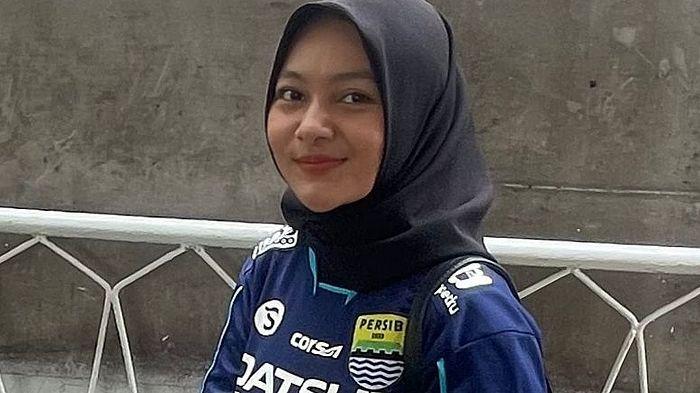 PREDIKSI BOBOTOH - Bobotoh geulis asal Kota Cimahi, Sani Sintya. Berikut prediksi skor versi Bobotoh geulis asal Kota Cimahi, Sani Sintya.