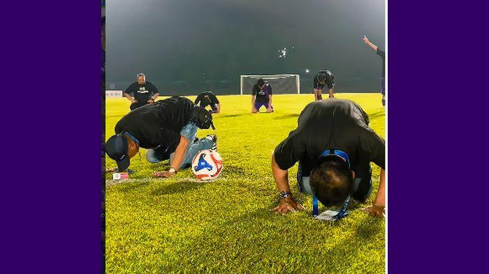 SUJUD SYUKUR - Ternyata Bupati Ciamis, Herdiat Sunarya (kanan), menjadi saksi langsung kemenangan dramatis PSGC Ciamis atas Persiba Bantul, hingga sujud syukur bersama pemain dan sang pelatih, Heri Kiswanto (kiri), Sabtu (7/2/2026).