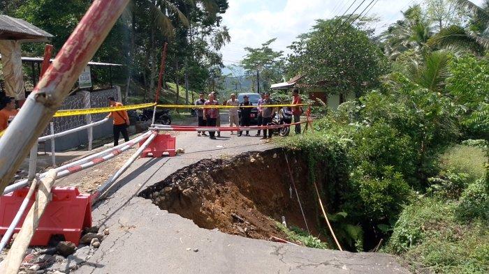 Kata Camat Parungponteng saat Tinjau Lokasi Longsor di Kampung Cihonje
