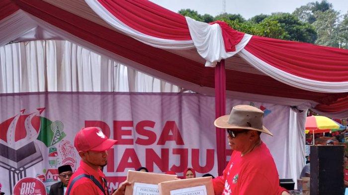 Bupati dan Direktur PDAM Dekatkan Pelayanan dengan Sehari Berkantor di Desa Cikanyere