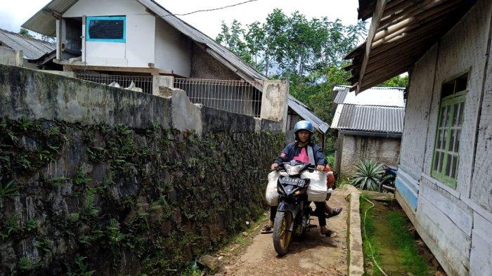 Penyerahan Bantuan Bencana Hanya Bisa Dilalui Motor, Warga Kampung Cihike Butuhkan Trauma Healing