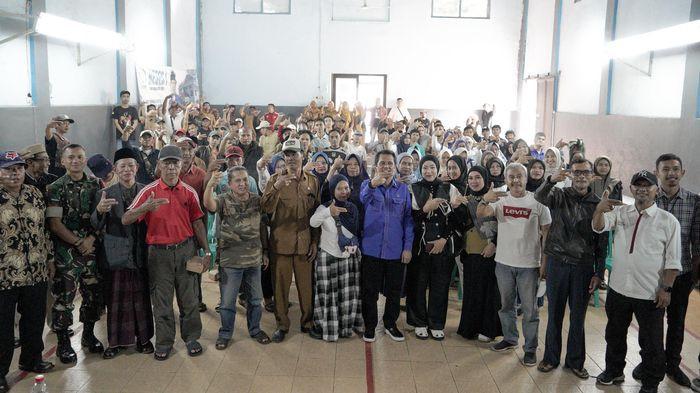 SERAP ASPIRASI - Anggota Komisi III DPRD Provinsi Jabar dari Fraksi PAN, H Budi Mahmud Saputra serap aspirasi masyarakat saat melakukan Reses I yang berlangsung di Aula Desa Margasari, Kecamatan Ciawi Kabupaten Tasikmalaya, Senin (24/11/2025).