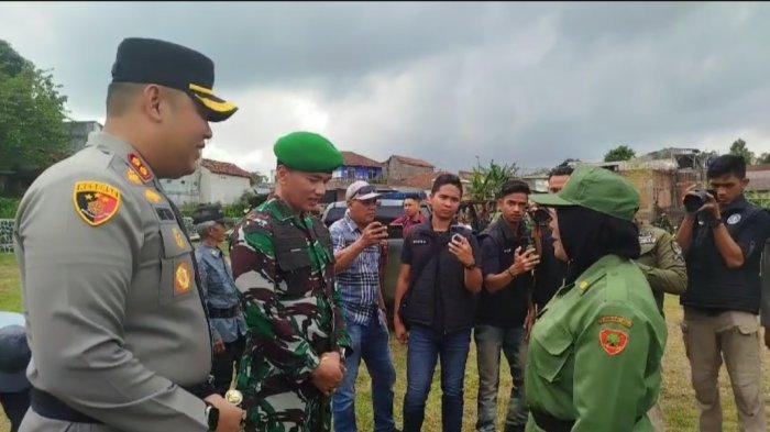 Puluhan Linmas Wilayah Tasik Selatan Diberi Bantuan Sepatu PDL Layak Pakai