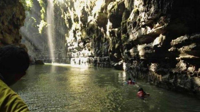 Ilustrasi Green Canyon. (Green Canyon, Cijulang, Pangandaran, Jawa Barat, Sabtu (4/5/2013). KOMPAS IMAGES / RODERICK ADRIAN MOZES)