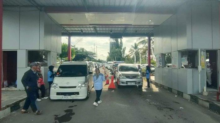 Ribuan Kendaraan Mulai Mengular di Gerbang Masuk Wisata Pangandaran Hari Ini