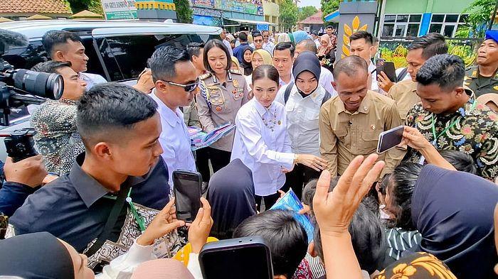 Tampil Sederhana, Selvi Ananda Istri Wapres Gibran Kunjungi SDN GBI Buahbatu Bojongsoang Bandung