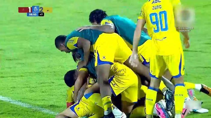 CETAK GOL - Julio Cesar, pemain belakang Persib Bandung, membawa Persib membungkam PSM Makassar lewat gol yang tercipta di menit-menit akhir alias injury time pada laga pekan ke-33 Super League Indonesia di Stadion Gelora BJ Habibie, Parepare, beberapa saat lalu. Gol Julio Cesar menit ke 90+6 membawa Persib Bandung unggul dengan skor 2-1 atas PSM Makassar.