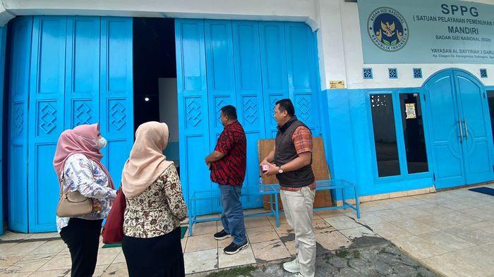 KERACUNAN MBG - Anggota DPRD Garut Yudha Puja Turnawan (batik merah) melakukan sidak ke Satuan Pelayanan Pemenuhan Gizi (SPPG) di Kecamatan Kadungora, Kabupaten Garut, Jawa Barat, Kamis (18/9/2025). Buntut ratusan pelajar diduga keracunan menu MBG.