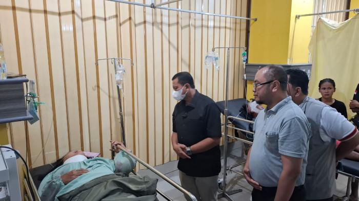 JENGUK KORBAN - Bupati Sumedang, Dony Ahmad Munir telah menjenguk para korban kecelakaan di Tanjakan Cae, Kecamatan Wado, Kabupaten Sumedang. Dony menjenguk mereka di RSUD Umar Wirahadikusumah pada Minggu (2/11/2025).