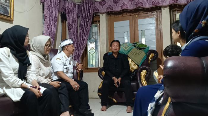 KELAINAN GENETIK - Komisi Perlindungan Anak Indonesia Daerah Jabar kunjungi kediaman SA (2) anak yang diduga alami kekerasan, di Kelurahan Margawati, Kecamatan Garut Kota, Kabupaten Garut, Jawa Barat. Rabu (12/11/2025) sore.