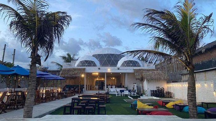 KAFE SATU RESTOE - Suasana di dalam Kafe Satu Restoe di Pantai Barat Pangandaran, tepatnya di Jalan Bulak Laut, kawasan Kampung Turis, baru baru ini, pada awal Desember 2025