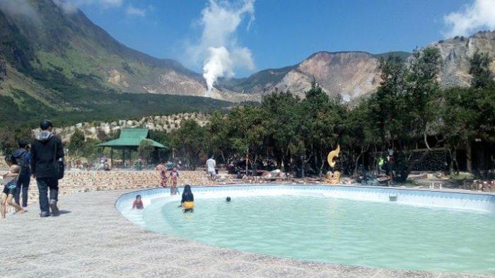 KOLAM PEMANDIAN GARUT -  Kawah Papandayan. (Foto: Kolam terapi air panas dibangun di kawasan Kawah Papandayan, Garut, Jawa Barat, Kamis (29/6/2017). Pengunjung bisa menikmati terapi mandi air panas sambil melihat Kawah Papandayan.(KOMPAS.COM/ARI MAULANA KARANG)