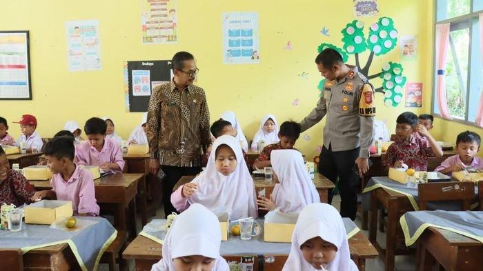 Senangnya Anak SDN 2 Kadupandak Dapat Makan Siang Gratis dan Peralatan Olahraga dari Polres Ciamis