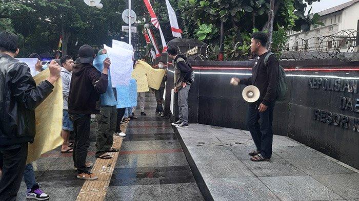 Keluarga Mahasiswa Kota Bandung Unjuk Rasa di Bunderan Cibiru, Minta Rocky Gerung Ditangkap