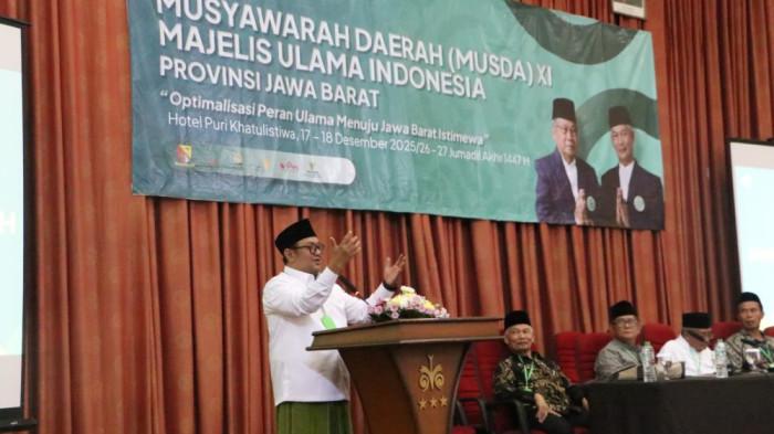 SAMBUTAN PERDANA - Ketua Umum terpilih MUI Jabar periode 2025-2030, Dr KH Aang Abdullah Zein MPdI, menyampaikan sambutan perdana pada Musda MUI Jabar di Hotel Puri Khatulistiwa Jatinangor, Sumedang, Kamis (18/12/2025).