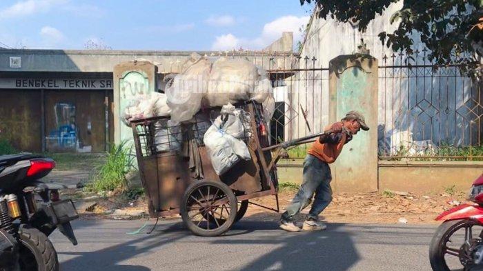 Kisah Kakek Maman di Tasikmalaya, Tarik Gerobak Rongsok Sejauh 2,5 Kilometer Untuk Bertahan Hidup