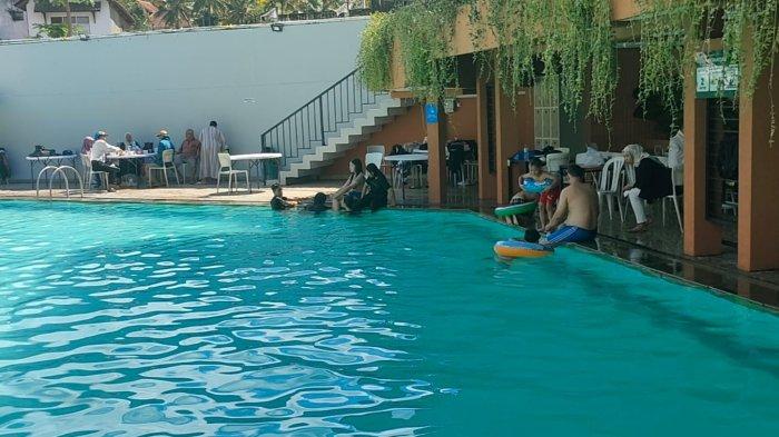 MENINGGAL DI KOLAM - Seorang wisatawan ditemukan meninggal dunia saat beraktivitas di kolam renang Tirta Gangga, Cipanas, Tarogong Kaler, Kabupaten Garut, Jawa Barat, Minggu (6/4/2025).