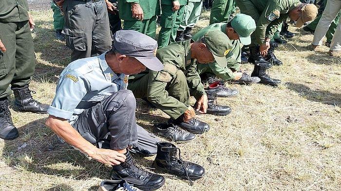 Dapat Rejeki Nomplok, Puluhan Linmas Diganjar Sepatu PDL dari Kapolres Tasikmalaya
