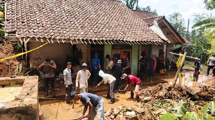 LONGSOR TIMPA LANSIA - Sejumlah warga sedang menyingkirkan material longsor yang menimpa rumah Ikah (73) di Dusun Gunungbangka 2, RT 29/RW 10, Desa Sukamanah, Kecamatan Sindangkasih, Kabupaten Ciamis, Selasa (3/2/2026).