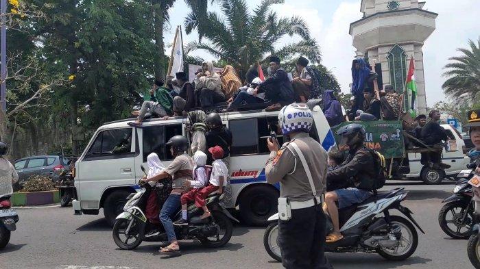 Massa yang Tergabung dalam Front Persaudaraan Islam Keliling Galang Dana untuk Palestina