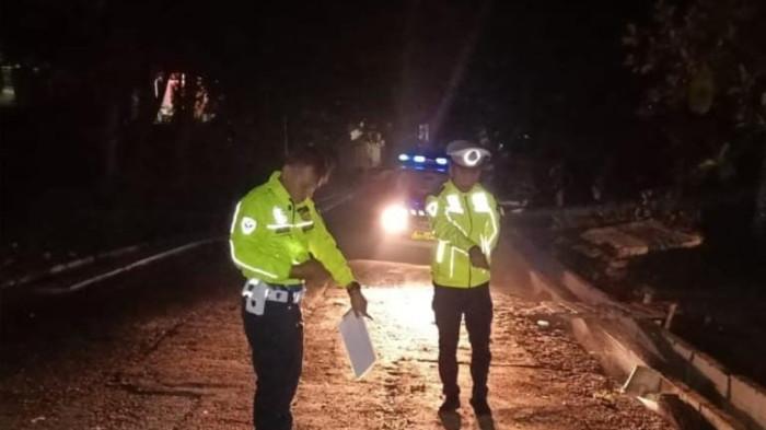 OLAH TKP - Polisi olah TKP kecelakaan lalu lintas maut di Tanjakan Cae, Kecamatan Wado, Kabupaten Sumedang, Sabtu (1/11/2025) malam.