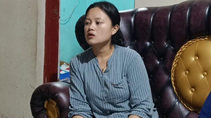 BANTAH ANIAYA – Orangtua SA (2) Indah Marlianti (23) membantah tudingan telah melakukan kekerasan terhadap anaknya. Ia menyebut bahwa anaknya itu mengidap penyakit Osteogenesis Imperfecta (OI). Ia ditemui di kediamannya di Kampung Kandang Sapi, Kelurahan Sukanegla, Kecamatan Garut Kota, Jawa Barat, Selasa (12/11/2025) sore.