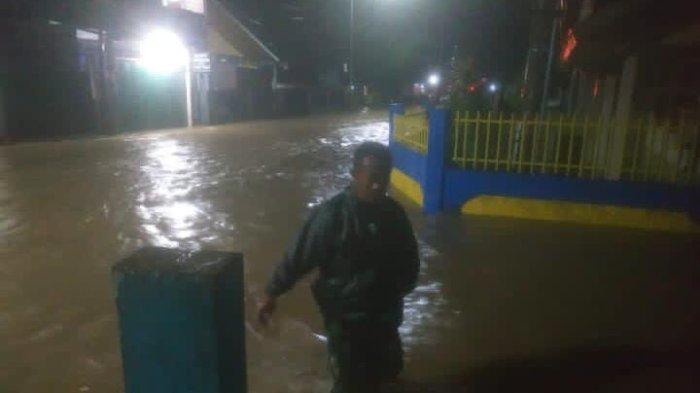 Hujan Deras Sebabkan SMPN 1 Pameungpeuk Garut Terendam Banjir, Luapan Air Capai 50 Cm