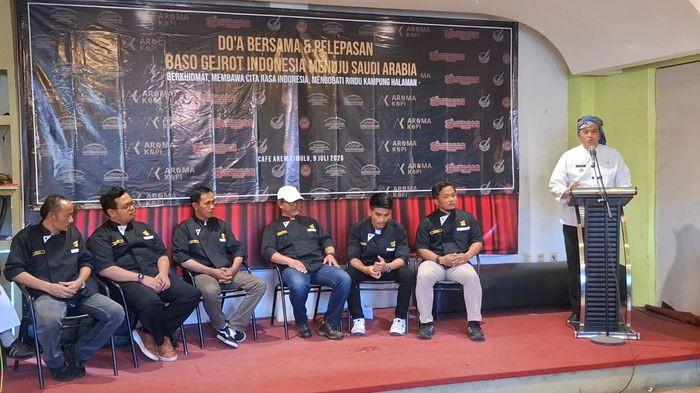 PELEPASAN BAKSO GEJROT - Wakil Wali Kota Tasikmalaya Diky Candra Negara, menghadiri pelepasan tim Bakso Gejrot goes to Mekkah, yang berlokasi di Aroma Rempah Cimulu, Kota Tasikmalaya, Kamis (9/7/2026).