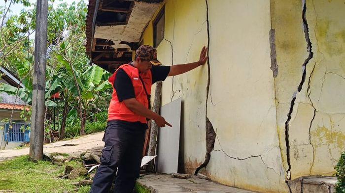 PERGERAKAN TANAH - Kondisi kerusakan rumah warga di Dusun Pamekaran, Desa Payungagung, Kecamatan Panumbangan, Kabupaten Ciamis, Kamis (13/11/2025). Bencana pergerakan tanah itu terjadi Senin (10/11/2025), saat ini sebanyak 191 jiwa mengungsi.