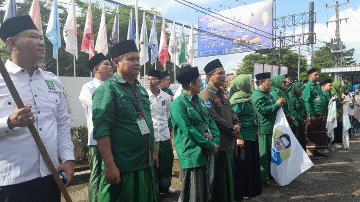 Ini Alasan Bacaleg Laki-laki dari DPC PKB Ciamis Kenakan Sarung saat Daftar ke KPU