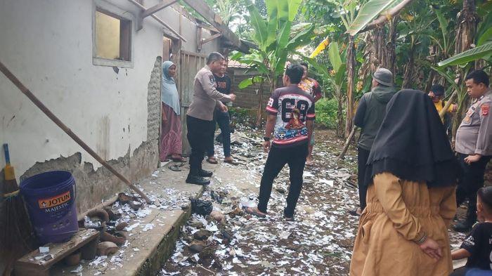 POLISI OLAH TKP - Sejumlah anggota kepolisian melakukan olah TKP dua pemuda asal Desa Sindangjaya, Kecamatan Mangunjaya, Kabupaten Pangandaran menjadi korban ledakan petasan rakitan, Jumat (6/3/2026) sore.