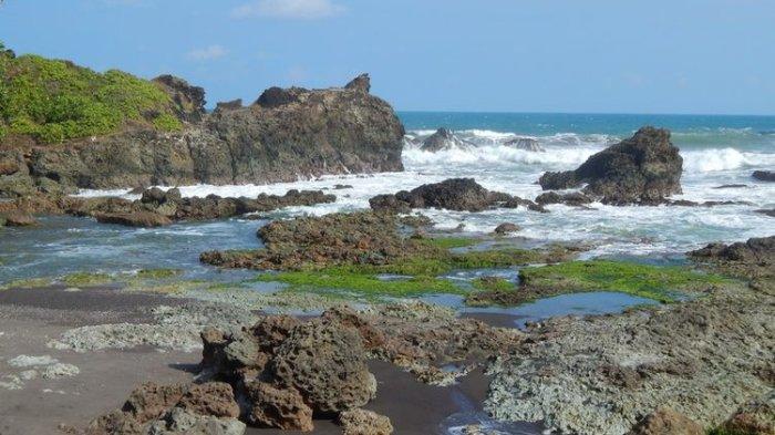 Pantai Karang Tawulan, salah satu tempat wisata Tasikmalaya.(disparbud.jabarprov)