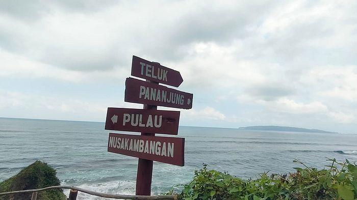 SUASANA TENANG - Pemandangan indah dan suasana tenang di kawasan objek wisata Pantai Karangnini di Kecamatan Kalipucang Kabupaten Pangandaran Jawa Barat pada momen akhir pekan, Sabtu 9 Agustus 2025.