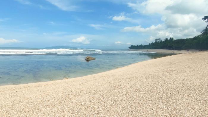 PANTAI KARAPYAK - Suasana keindahan di Pantai Karapyak Pangandaran pada Sabtu 13 September 2025 pagi