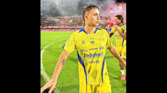 PERSIB LIBAS PSM - Pemain Persib Bandung Eliano Reijnders usai laga lawan PSM Makassar di Stadion Gelora BJ Habibie, Minggu (17/5/2026). Laga panas PSM vs Persib malam itu melahirkan banyak cerita, mulai kericuhan suporter tuan rumah, hingga pesta besar Bobotoh di berbagai daerah Jawa Barat.(Foto: Tangkap Layar Video X @persib)