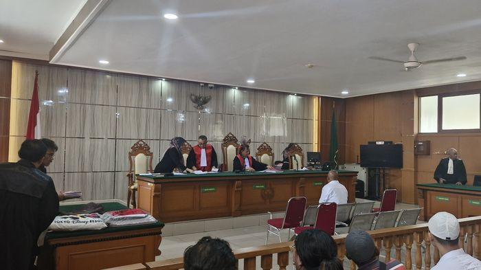 ENDANG JUTA SISANG - Pengusaha tambang pasir asal Galunggung, Kabupaten Tasikmalaya, Endang Abdul Malik atau dikenal dengan panggilan Endang Juta mengenakan baju putih menjalani sidang perdana dengan agenda pembacaan dakwaan di Pengadilan Negeri Bandung ruang II Wirjono Prodjodikoro, Rabu (5/11/2025).