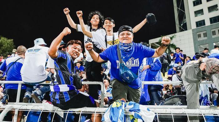 OPTIMIS PERSIB MENANG - Ketua Viking Distrik Tasikmalaya Ganjar (pake topi) ketika hadir langsung di pertandingan Persib Bandung. Dalam pertandingan melawan Persija, ia optimis Persib bisa raih tiga poin. (Foto: Dok. Ketua Viking Distrik Tasikmalaya untuk TribunPriangan.com)