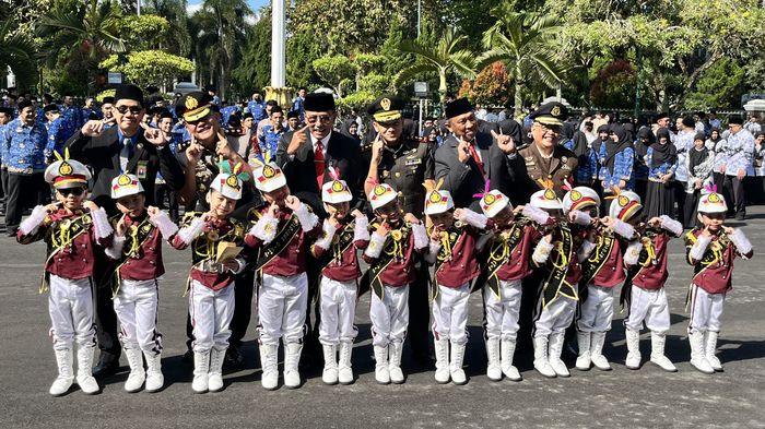 FOTO BERSAMA - Beberapa anak yang tergabung dalam Polisi Cilik (Pocil) dari TK Kemala Bhayangkari 25 Ciamis foto bersama Bupati Ciamis Herdiat Sunarya usai tampil menggemaskan setelah upacara Hardiknas di halaman Pendopo Bupati Ciamis, Sabtu (2/5/2026).
