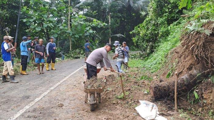 Respon Cepat Polsek Cisaga di Lokasi Tanah Longsor dan Pohon Tumbang Timpa Pemotor